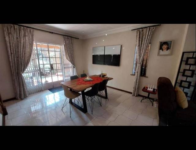 4 BEDROOM TOWNHOUSE FOR SALE IN BASSONIA